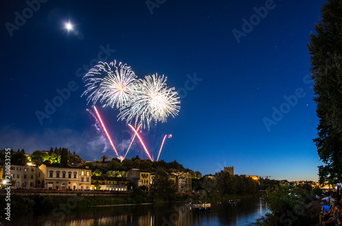 Fuochi d'artificio a Firenze durante festa San Giovanni Battista, 24 giugno, visti da San Niccolò