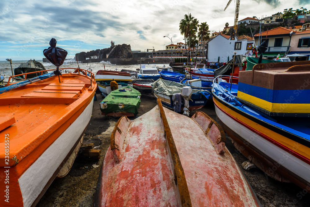 Obraz premium Colorful boats in a storm