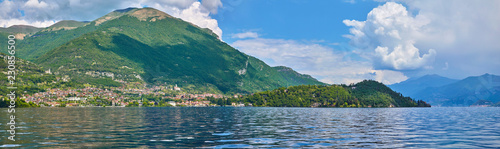 Panoramablick am Comer See auf Ossuccio und die Halbinsel Lavedo mit der Villa del Balbianello photo