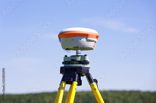 Modern geodetic receiver operates autonomously in the field