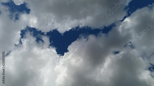 herbstliche Wolkengebilde in einem blauen Himmel an einem sonnigen Tag