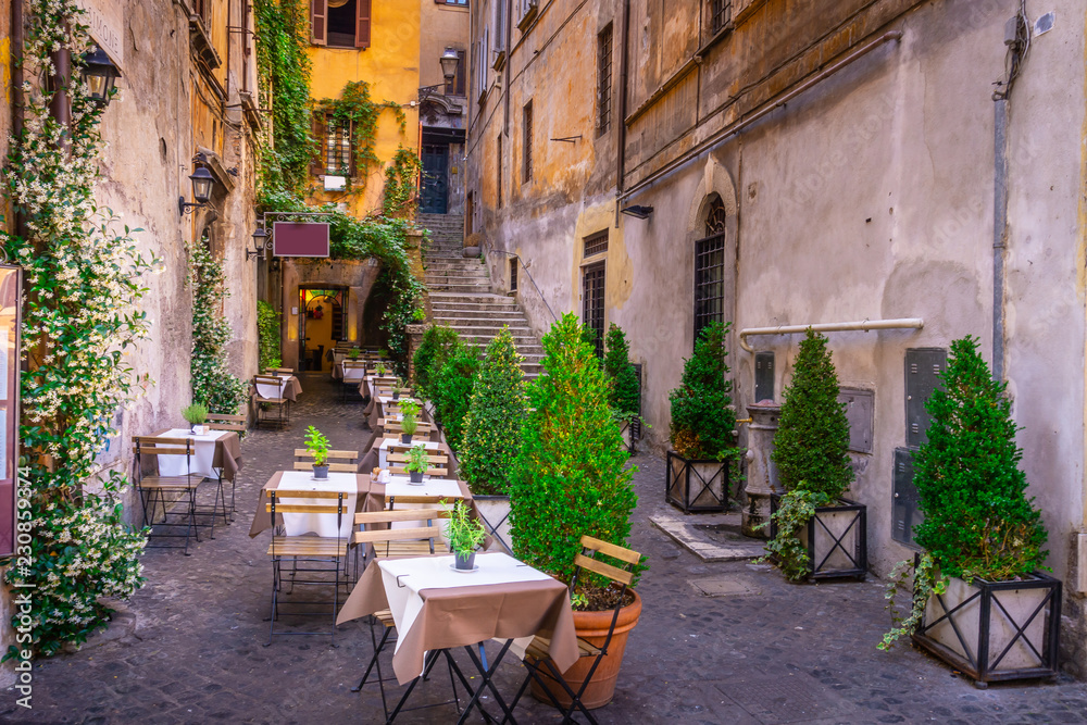 Obraz premium Przytulna ulica w centrum miasta, Rzym, Europa. Turystyczna atrakcja Rzymu.