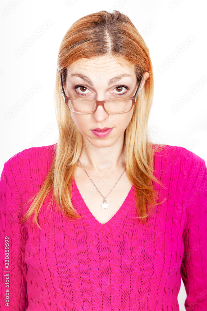 Frau mit strengem Blick und Brille