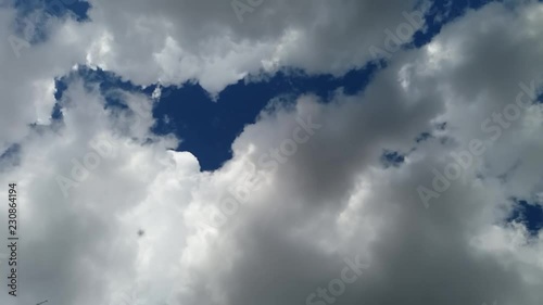 herbstliche Wolkengebilde in einem blauen Himmel an einem sonnigen Tag