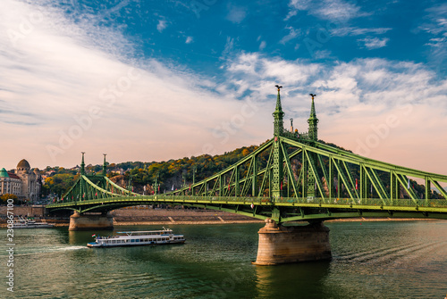 Canvas Print Τhe Liberty Bridge or Freedom Bridge, in Budapest, Hungary, connects Buda and Pest across the River Danube