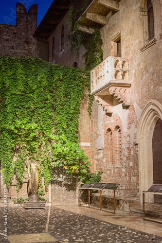 Fototapeta Naklejka Na Ścianę i Meble -  Juliet's House and balcony, Verona