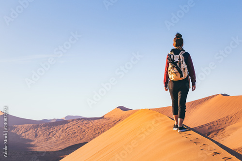 Jeune femme voyageuse dans le désert de Sossusvlei en Namibie