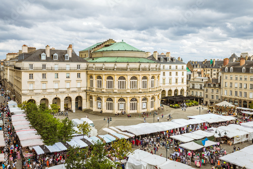 Jour de marché sur la plage de la mairie, Rennes, Centre historique photo