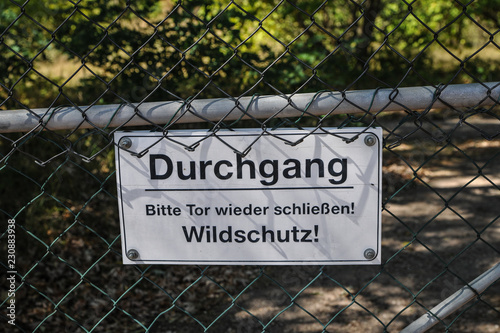 schild hinweis zeichen zaun gartenzaun tor wild wildschutz durchgang schließen türe schliessen photo