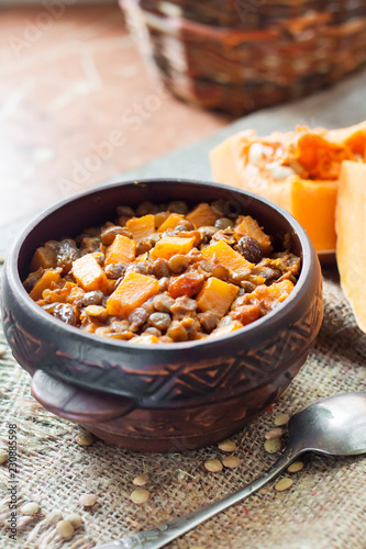 Spicy curry with green lentils, pumpkin and raisins