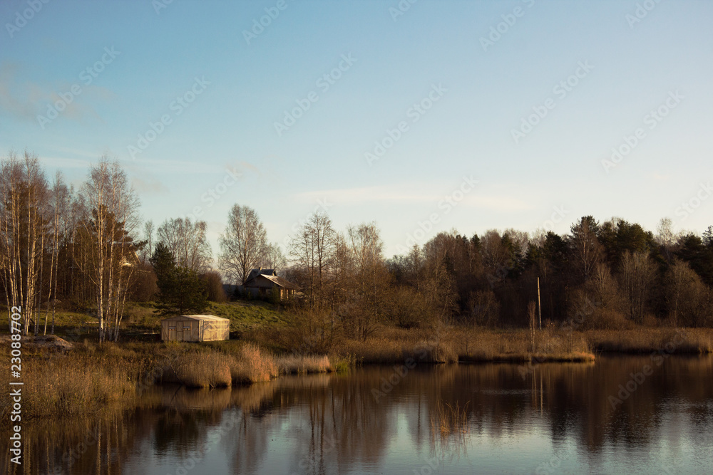 Obraz premium Autumn trees were reflected in water