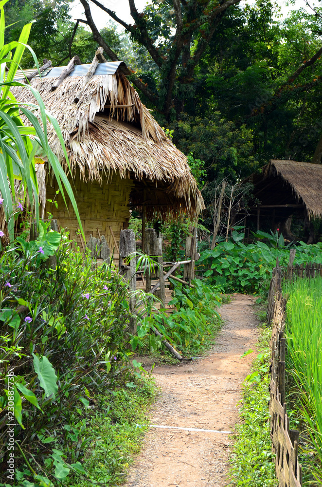 Maisons locales au village de Long Neck, Thaïlande du Nord Maisons locales au village de Long Neck, Thaïlande du Nord