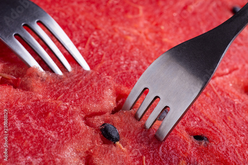 Fotografija forks stuck in a watermelon