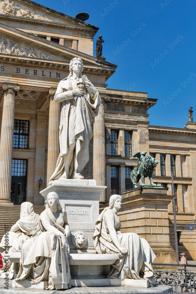 Obraz premium Schiller poet statue in front of the Konzerthaus. Berlin
