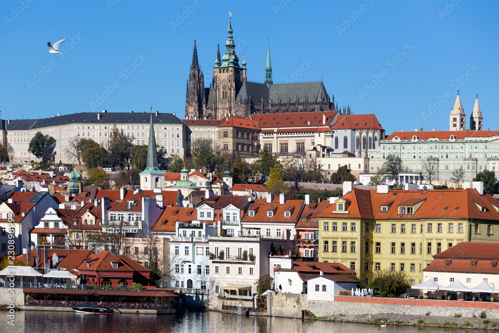 Obraz premium Colorful autumn Prague gothic Castle with the Lesser Town above River Vltava in the sunny Day, Czech Republic