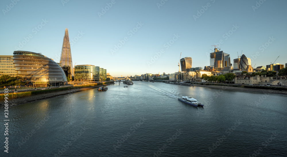 Fototapeta premium morning in London, river Thames from Tower Bridge, UK