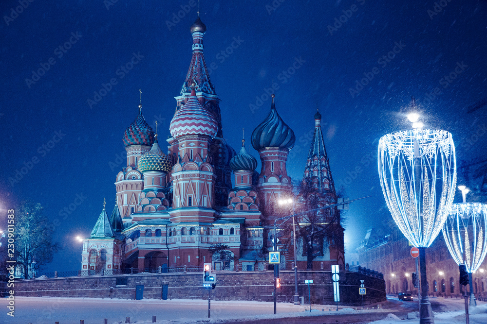 Fototapeta premium Night winter Moscow in the snow. St. Basil's Cathedral on red square in the New year.