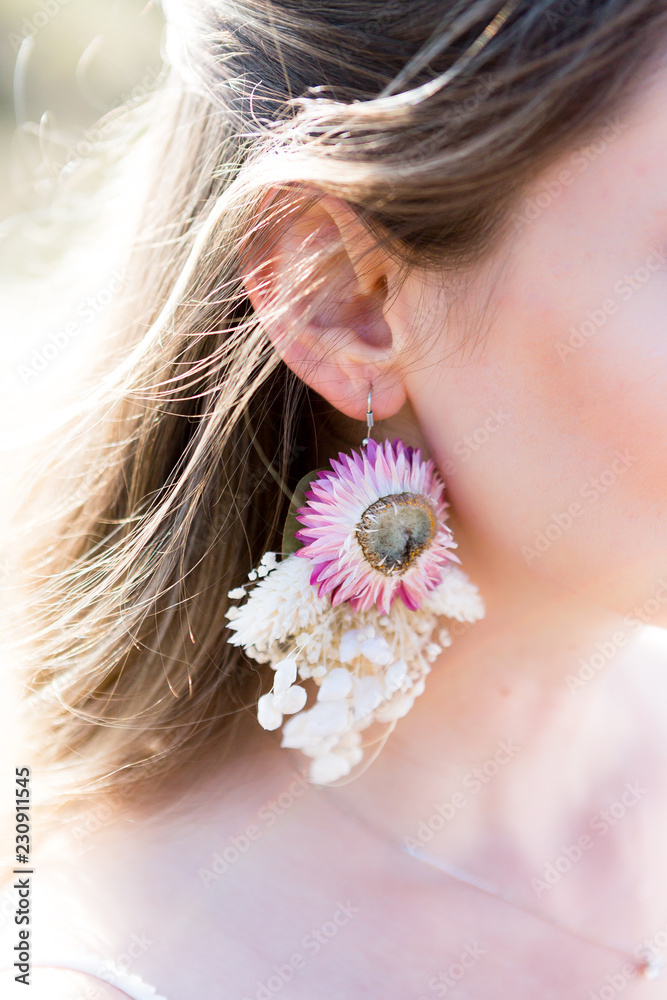 Naklejka premium dried flower earrings