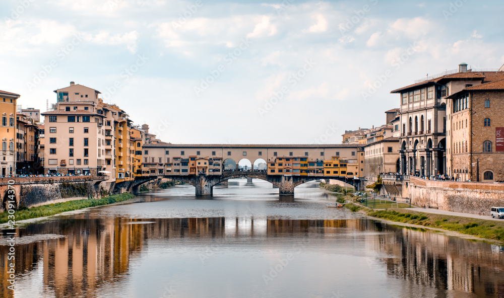 Florença in Love. Ponte Vecchio.  Reflexo da ponte no rio.