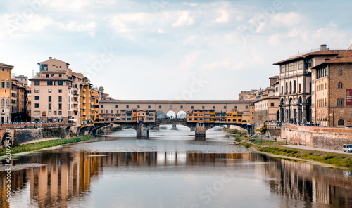 Florença in Love. Ponte Vecchio.  Reflexo da ponte no rio. © jameshbecker