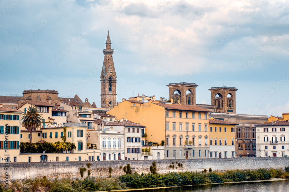 Rio e torres em Florença. Construções milenares. Tijolos alaranjados.