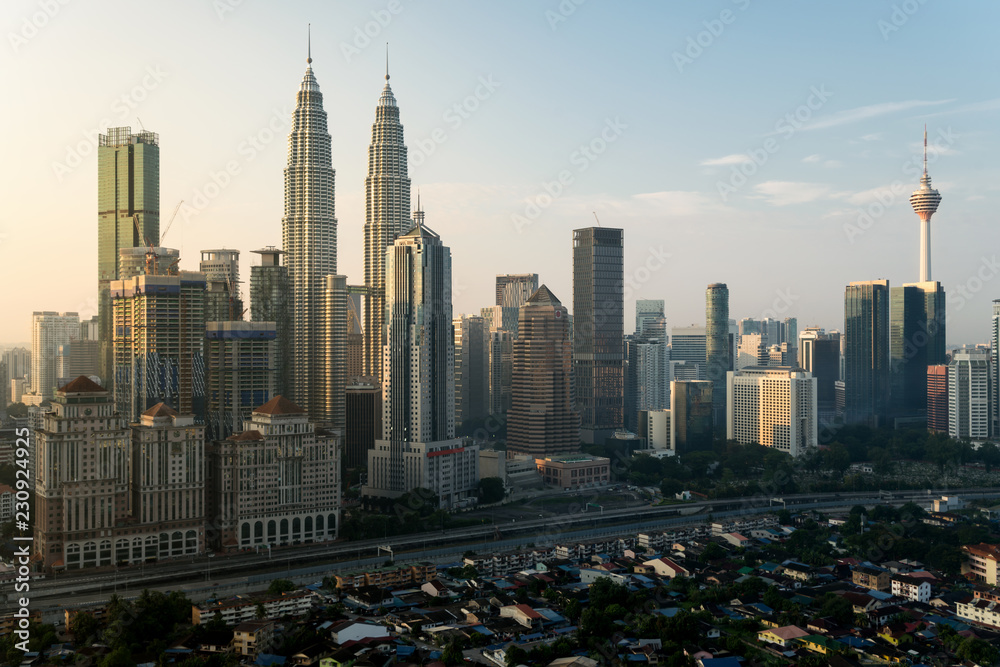 Obraz premium Kuala Lumpur city skyline and skyscrapers building at business district downtown in Kuala Lumpur, Malaysia. Asia..