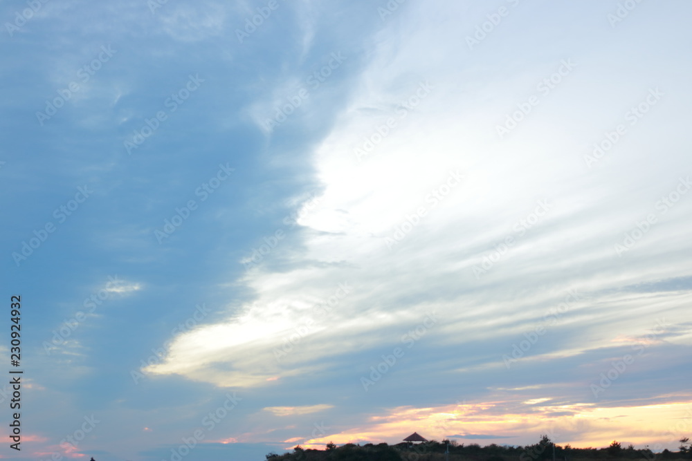 黄金色に輝く神々しい幻想的な夕焼け空に映える入道雲と地平線 Stock 写真 Adobe Stock