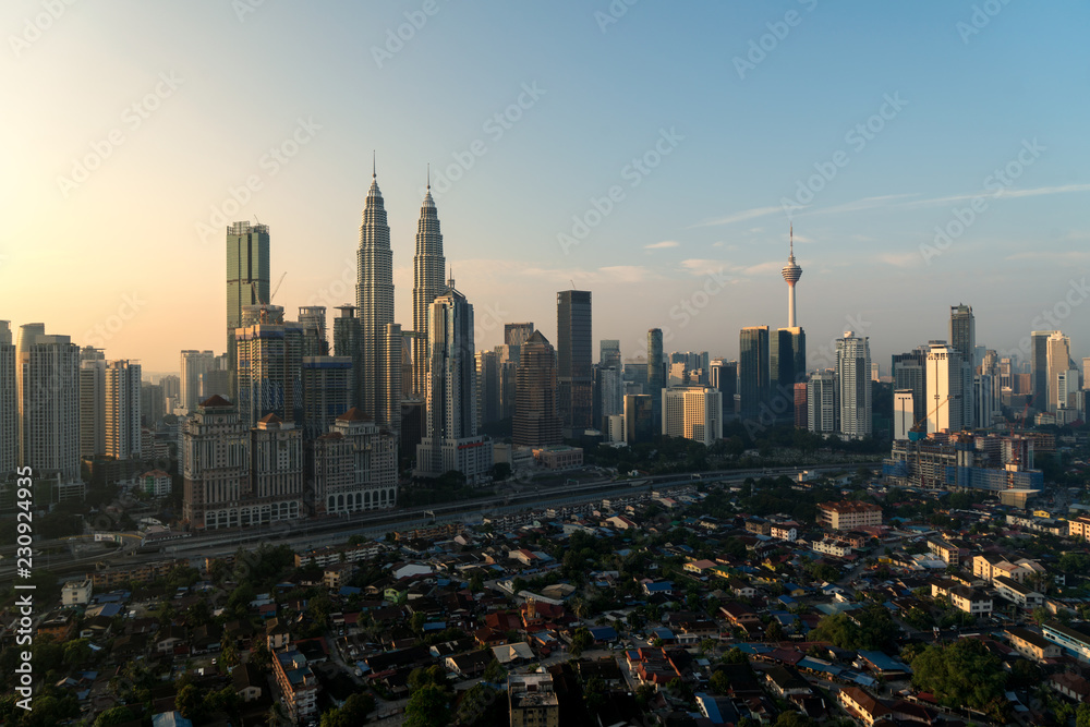 Obraz premium Kuala Lumpur city skyline and skyscrapers building at business district downtown in Kuala Lumpur, Malaysia. Asia..
