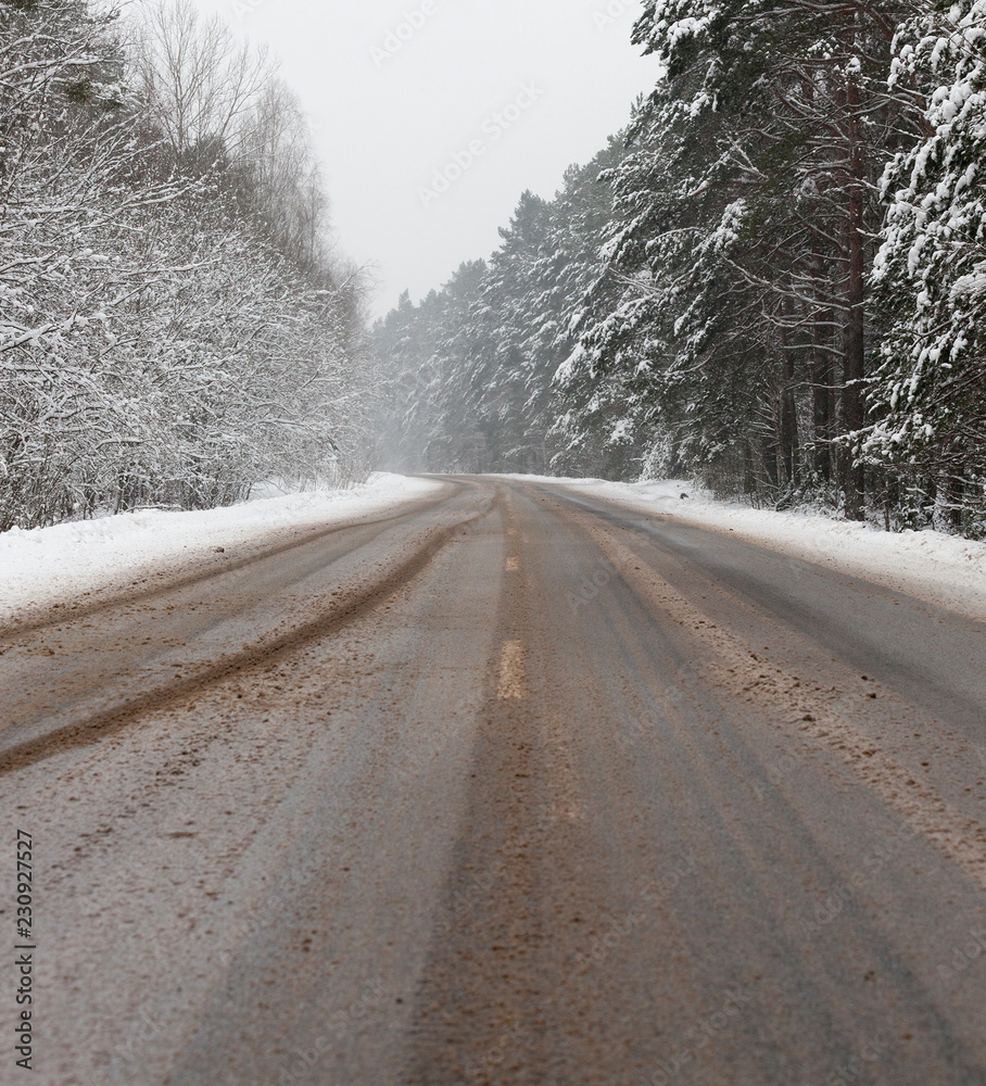Obraz premium Road under the snow