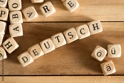 Verschiedene Buchstaben, deutsche Umlaute und das Wort Deutsch