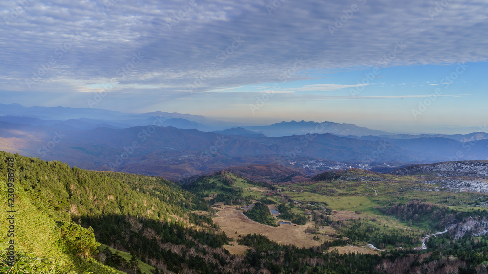 日本国道最高地点からみた秋の志賀高原の風景