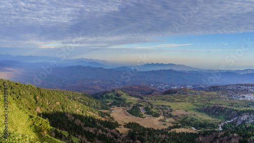日本国道最高地点からみた秋の志賀高原の風景