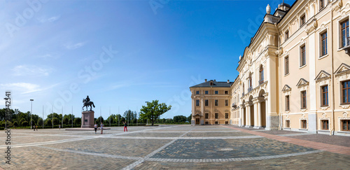 The square in front of the Konstantinovsky Palace in the State Complex 