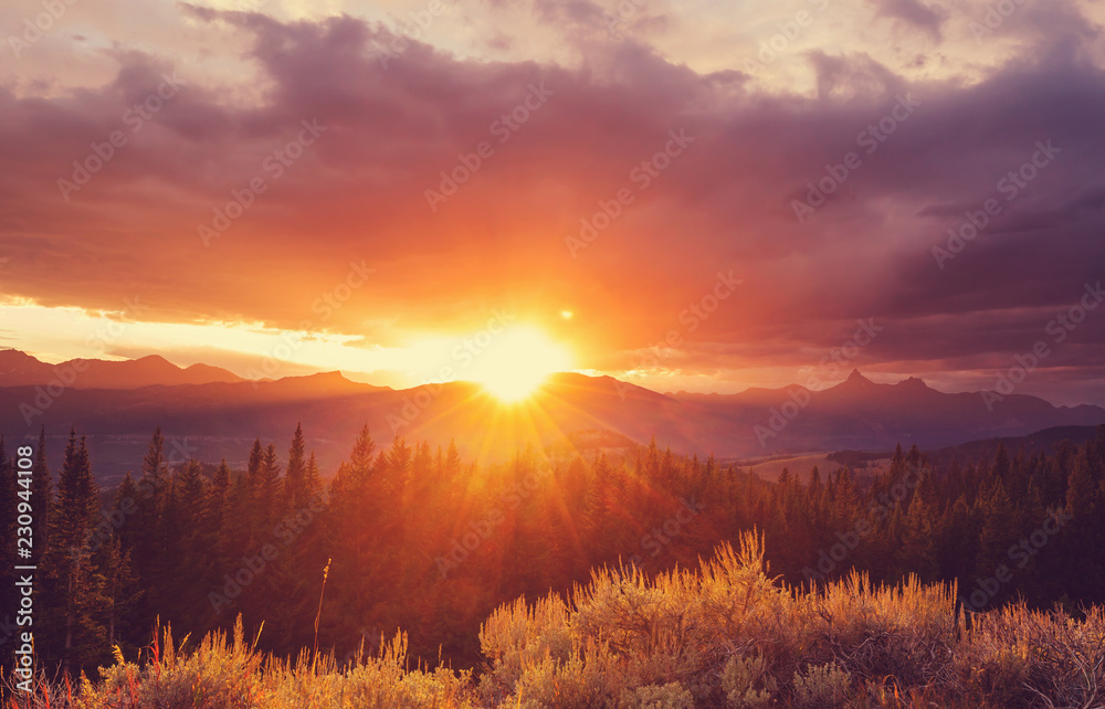 Obraz premium Góry na zachodzie słońca