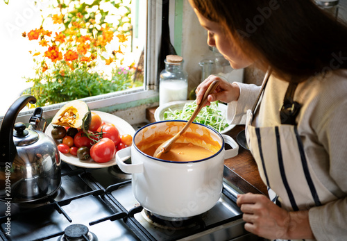 Canvastavla Woman preparing a pumpkin soup