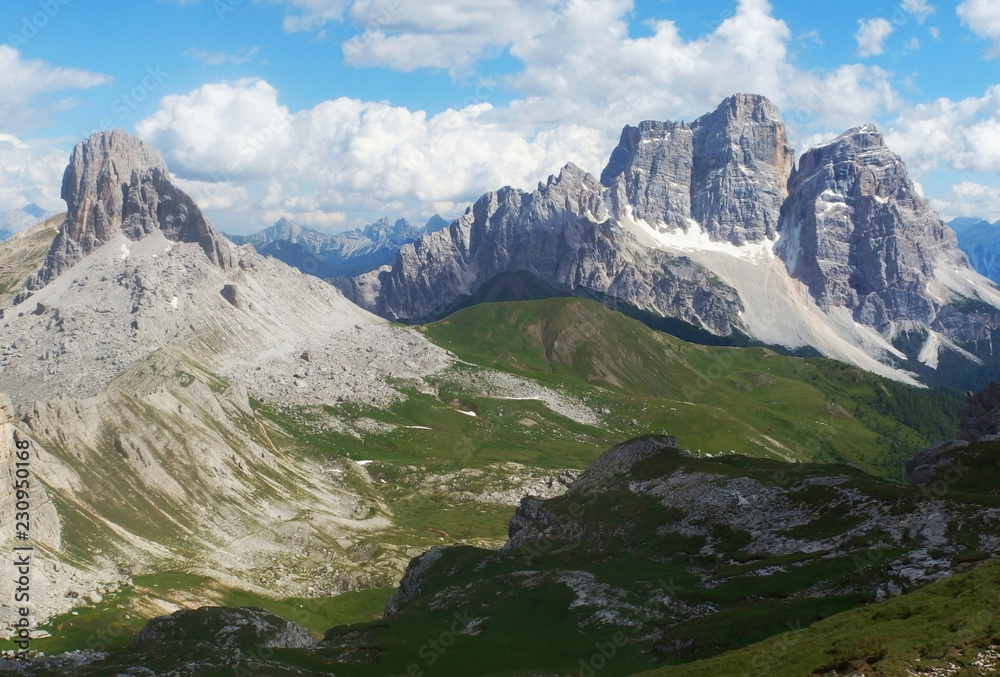 Włochy, Dolomity - górska panorama, Monte Pelmo - jeden z najpiękniejszych szczytów w tej części Dolomitów