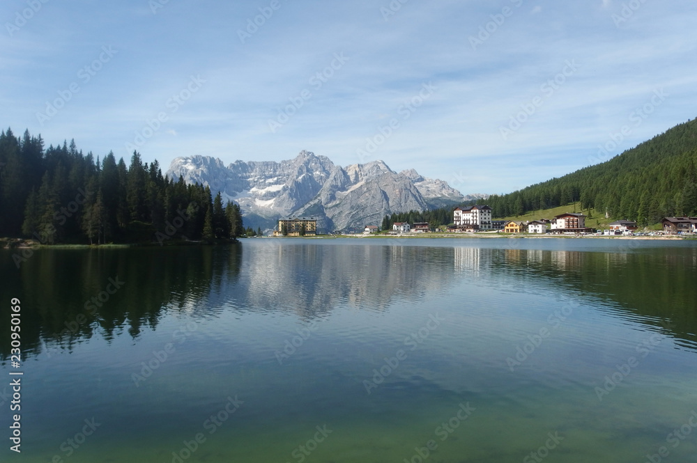 Fototapeta premium Włochy, Dolomity - górski krajobraz z jeziorem Misurina