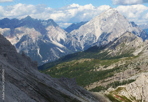 Włochy, Dolomity - górska panorama, wokół Croda da Lago