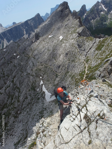 Włochy, Dolomity - ferrata w masywie Nuvolau, wspinająca się turystka 