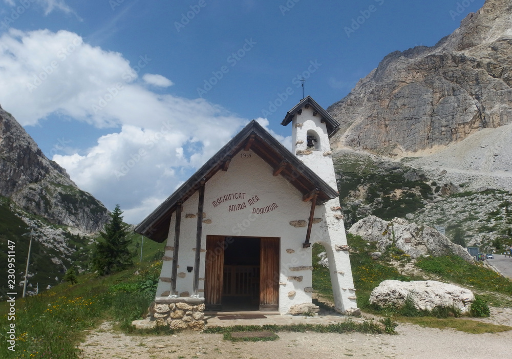 Włochy, Dolomity - kaplica przy Passo Falzarego
