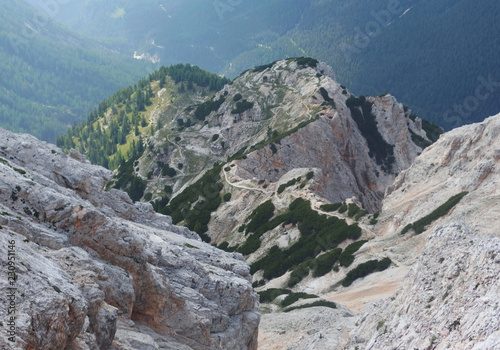 Włochy, Dolomity - Ferrata Dibona w masywie Cristallo, widok na dolinę