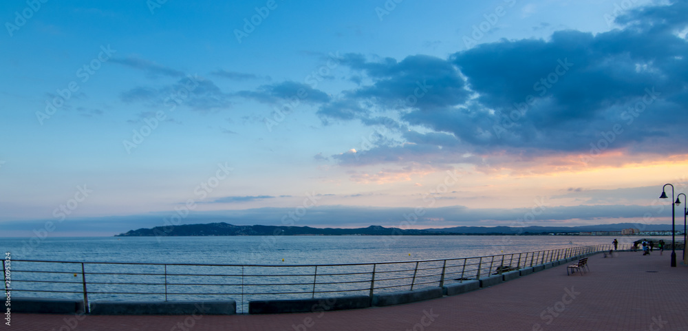 playa con rocas y cielo