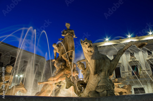 Siracusa: fontana di piazza Archimede, Artemide, Alfeo e Aretusa photo