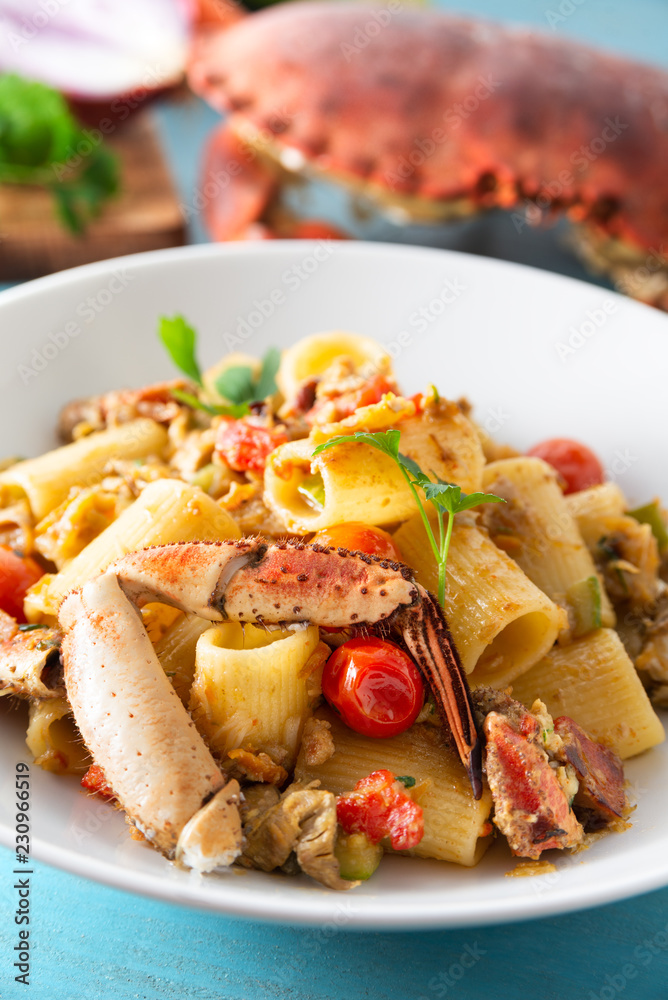 Piatto di pasta con salsa di granchio, cibo mediterraneo Piatto di pasta con salsa di granchio, cibo mediterraneo