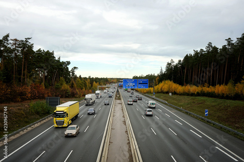 Verkehr auf der Autobahn vor einem Autobahnkreuz © ansi29
