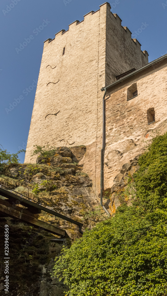 Smartphone HD wallpaper of beautiful view of fortress Falkenstein
