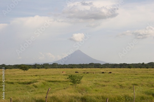 Volcán Momotombo en Nicaragua photo