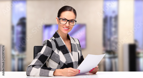 Εκτύπωση καμβά TV host, Female television announcer at studio