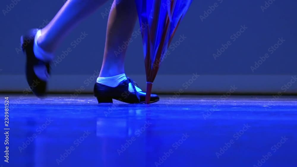 Jeune fille dansant avec des chaussures à claquettes 