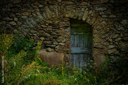 Fototapeta Naklejka Na Ścianę i Meble -  Gemäuer, Eingang in ein altes Haus, verfallener Eingang in Ruine